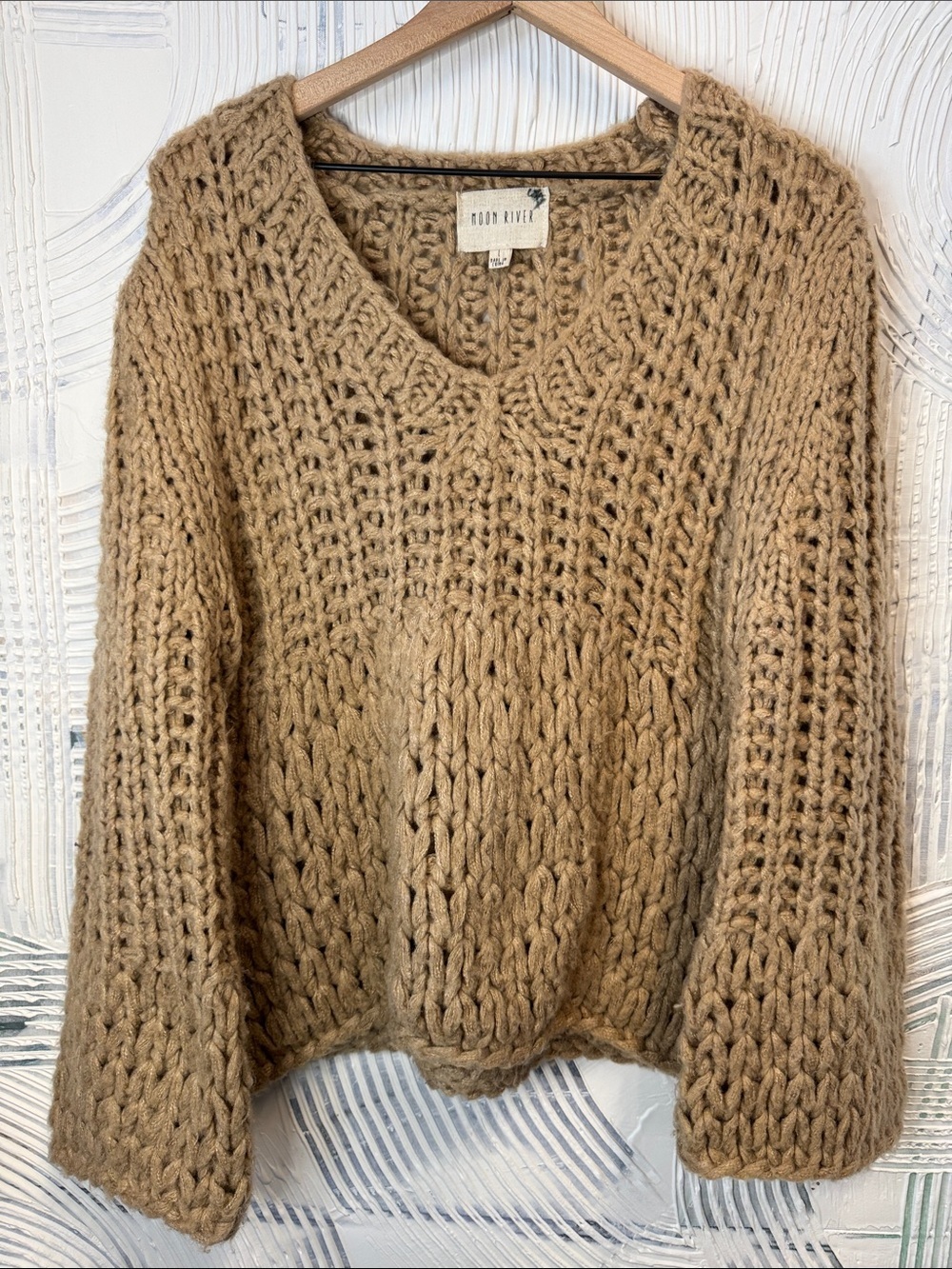Moon River Chunky V-Neck Sweater in Camel/Tan